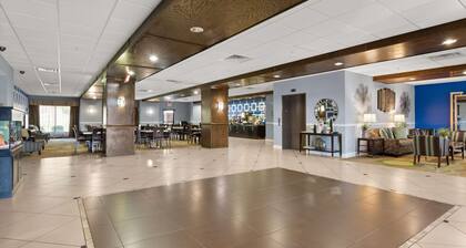 Portland Inn & Suites