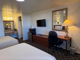 Escritorio, wifi gratis y ropa de cama 