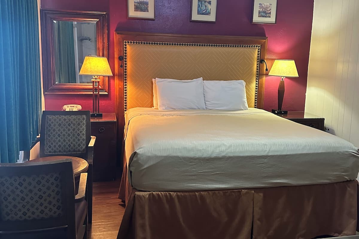 Room, 1 King Bed | Desk, free WiFi, bed sheets