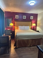 Habitación, 1 cama de matrimonio grande | Escritorio, wifi gratis, ropa de cama