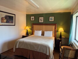 Room, 1 King Bed | Desk, free WiFi, bed sheets