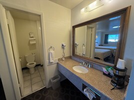 Habitación estándar doble, 2 camas de matrimonio | Baño | Ducha y bañera combinadas y artículos de higiene personal gratuitos