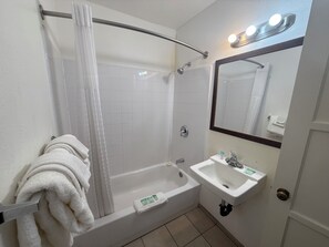 Phòng Tiêu chuẩn, 1 giường cỡ queen | Phòng tắm | Vòi sen/bồn tắm kết hợp, đồ dùng nhà tắm miễn phí, máy sấy tóc