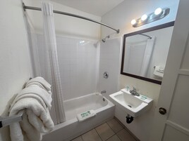 Bañera con ducha, artículos de tocador gratuitos, secador de pelo