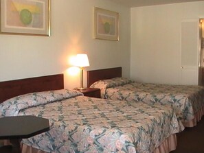 Zimmer, 2 Doppelbetten, Nichtraucher, Kühlschrank und Mikrowelle | Schreibtisch, Bügeleisen/Bügelbrett, kostenloses WLAN, Bettwäsche
