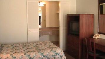 Habitación, 2 camas matrimoniales, para no fumadores, refrigerador y microondas | Escritorio, tabla de planchar con plancha, wifi gratis y ropa de cama