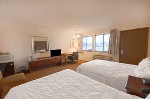 Escritorio, tabla de planchar con plancha, wifi gratis y ropa de cama 