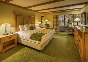 高档床上用品、办公桌、笔记本电脑工作区、遮光窗帘