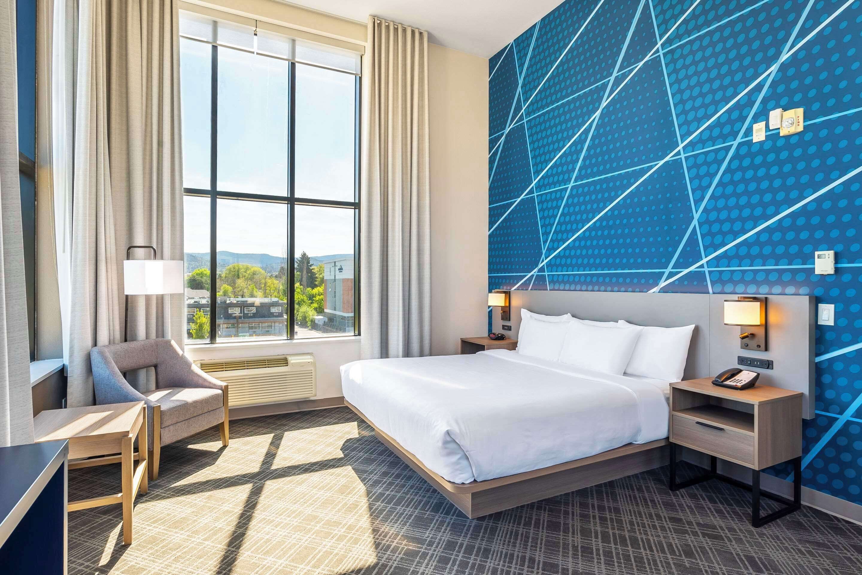 premium bedding, pillow-top beds, in-room safe, desk