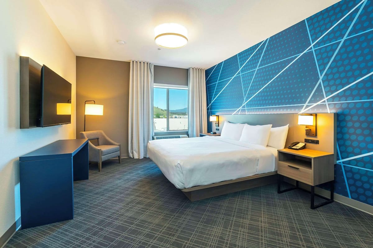 Suite, 1 King Bed with Sofa Bed, Non Smoking | Premium bedding, pillowtop beds, in-room safe, desk