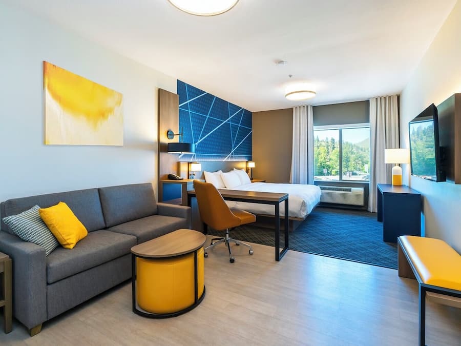 Premium bedding, pillowtop beds, in-room safe, desk