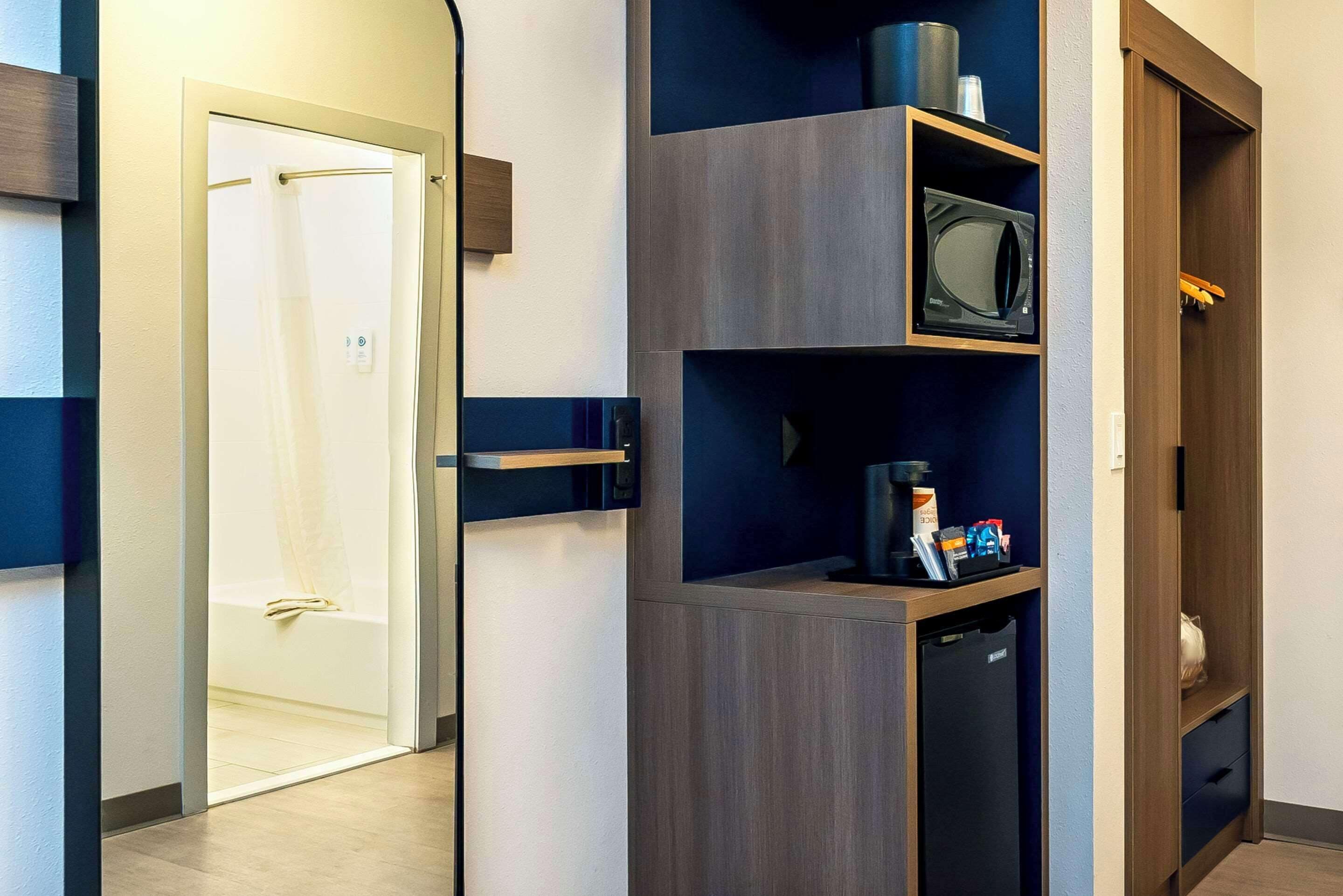 premium bedding, pillow-top beds, in-room safe, desk