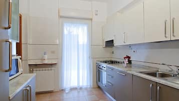 Fridge, microwave, stovetop, dishwasher