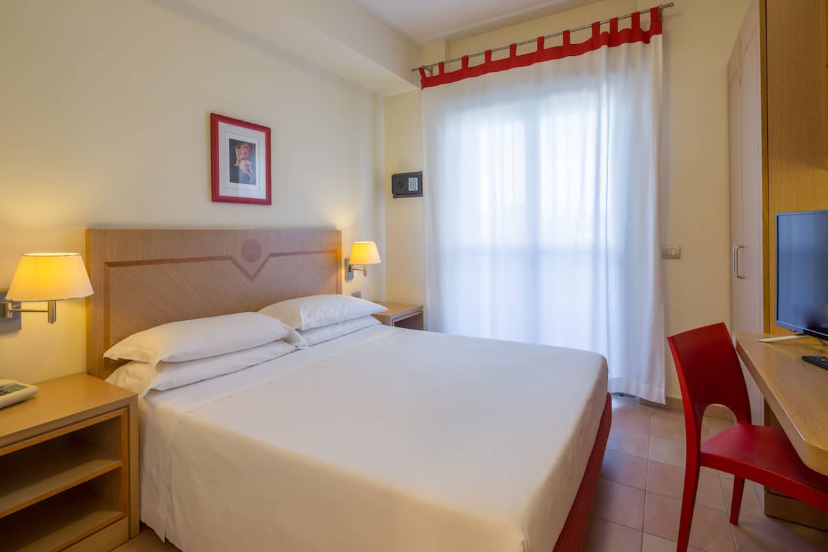 In-room safe, desk, blackout drapes, soundproofing