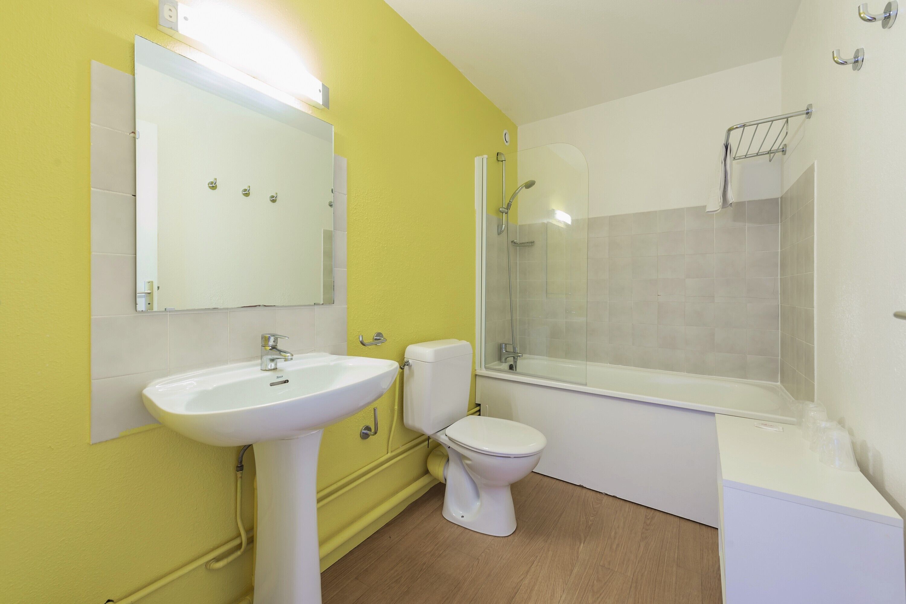 Ein Badezimmer mit Waschbecken, Toilette und Badewanne.
