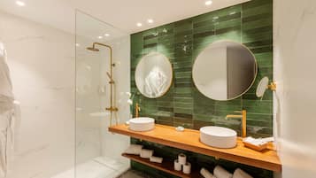 Superior suite | Badkamer | Designer toiletartikelen, een haardroger, badjassen, pantoffels