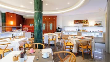 Café da manhã com buffet todos os dias mediante uma taxa