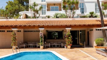 Außenpool, Sonnenschirme, Liegestühle