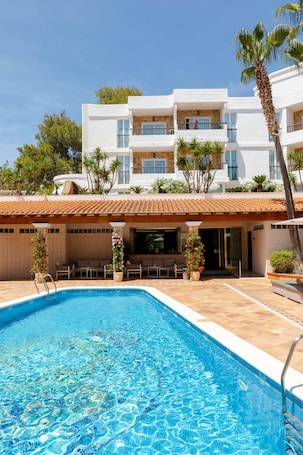 Outdoor pool, pool umbrellas, sun loungers. S'Argamassa Boutique Hotel