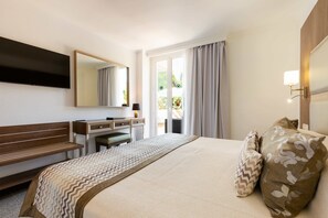 Minibar, Zimmersafe, Schreibtisch, Verdunkelungsvorhänge