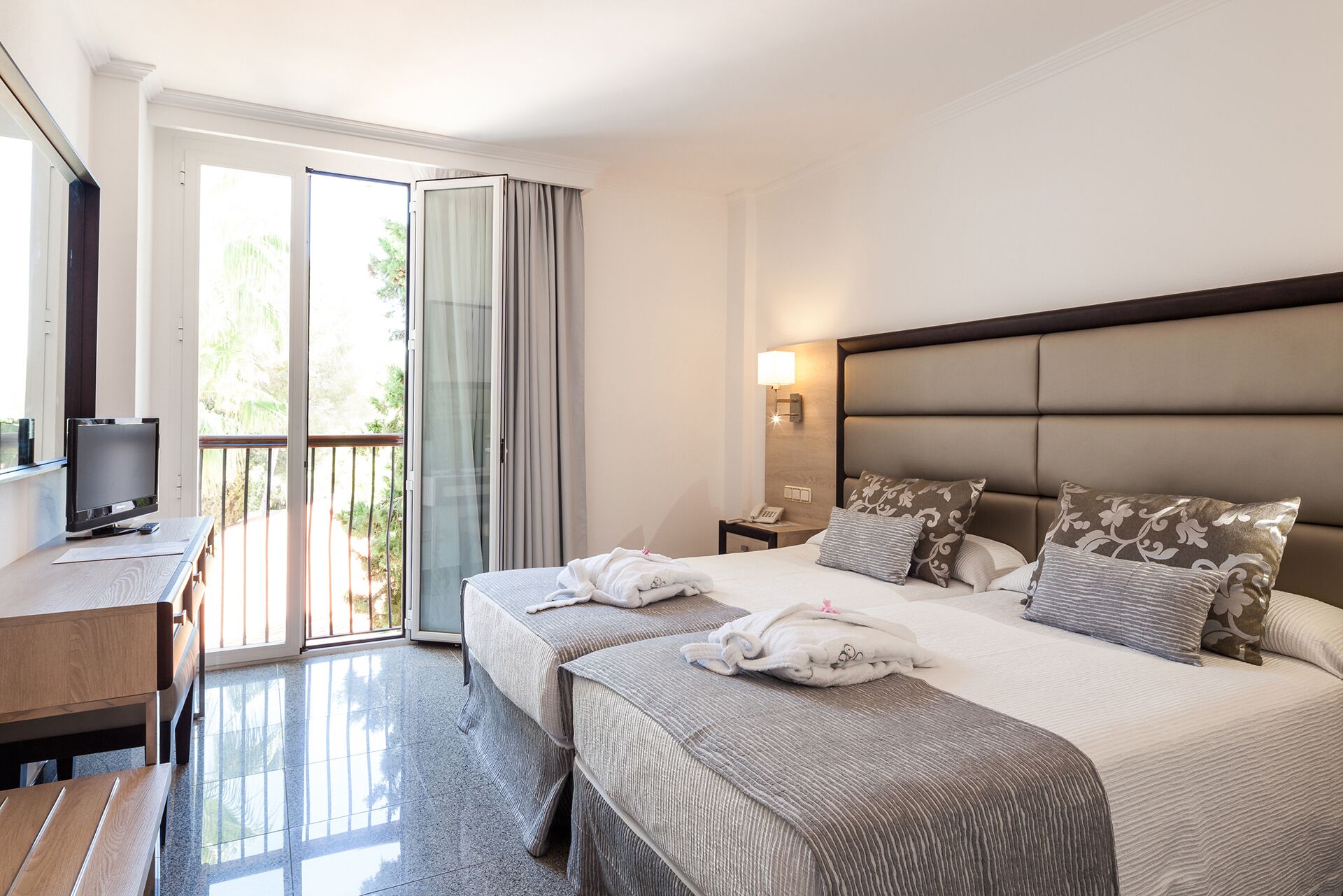 Premium bedding, in-room safe, desk, laptop workspace