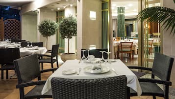 Se sirven desayunos y cocina mediterránea (con vistas a la piscina)