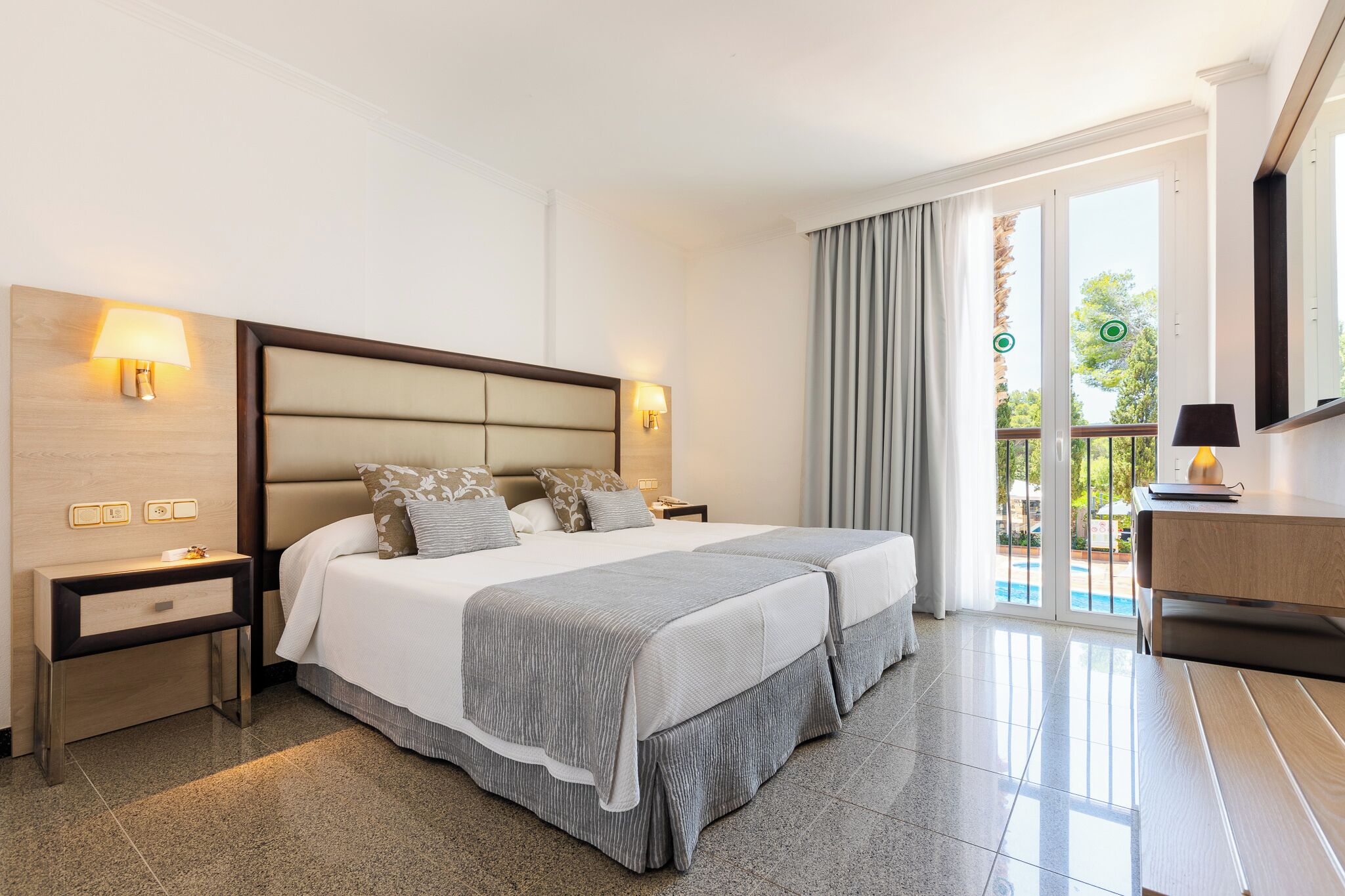Junior Suite | Minibar, in-room safe, desk, blackout curtains