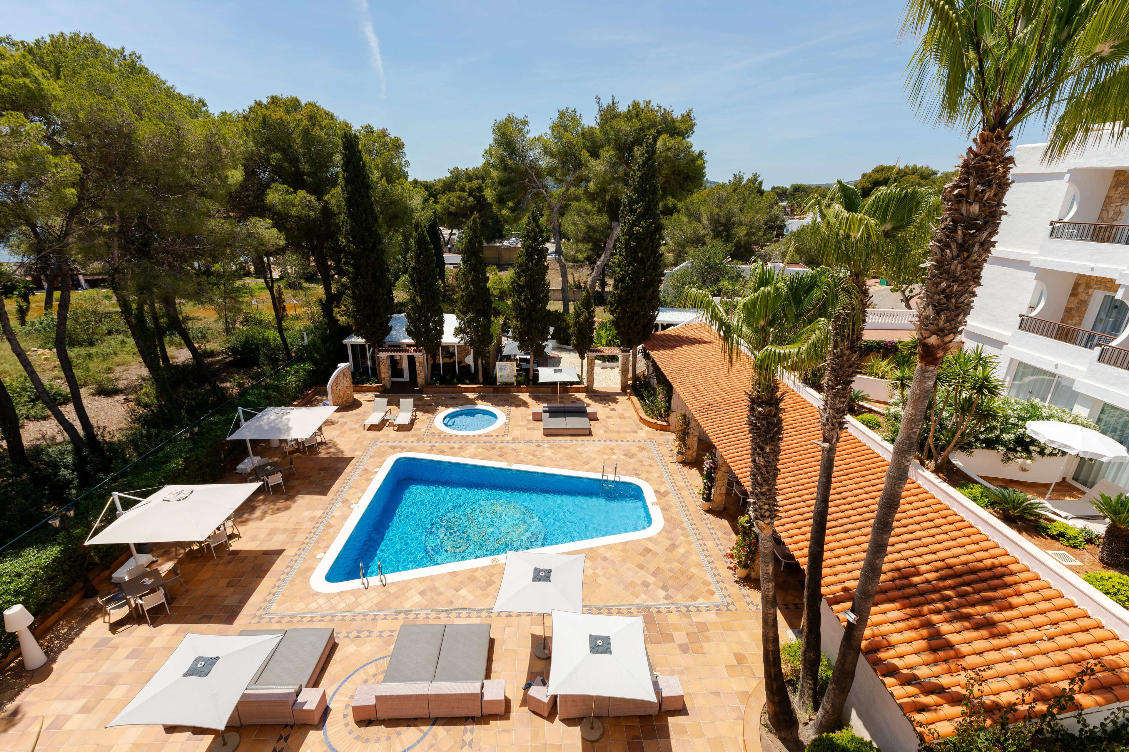 outdoor pool, pool umbrellas, pool loungers