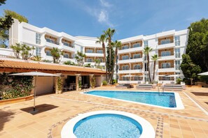 Outdoor pool, pool umbrellas, pool loungers - S'Argamassa Boutique Hotel (Santa Eulalia del Rio)