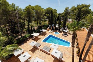 室外游泳池，池畔遮阳伞，日光浴躺椅