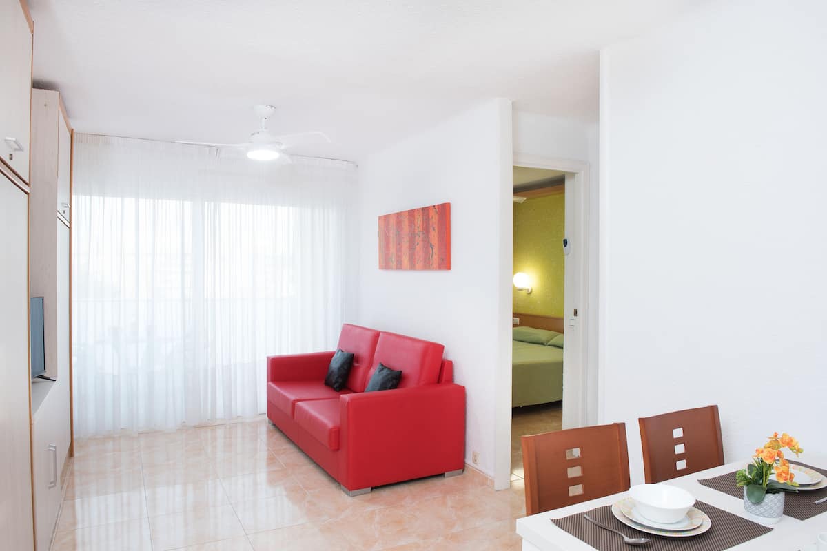 Apartment, 1 Bedroom (2 Adults) | Ruang kerja komputer riba, kalis bunyi, seterika/papan seterika