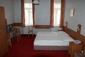 In-room safe, individually decorated, individually furnished - Hotel Stalehner (Vienna)
