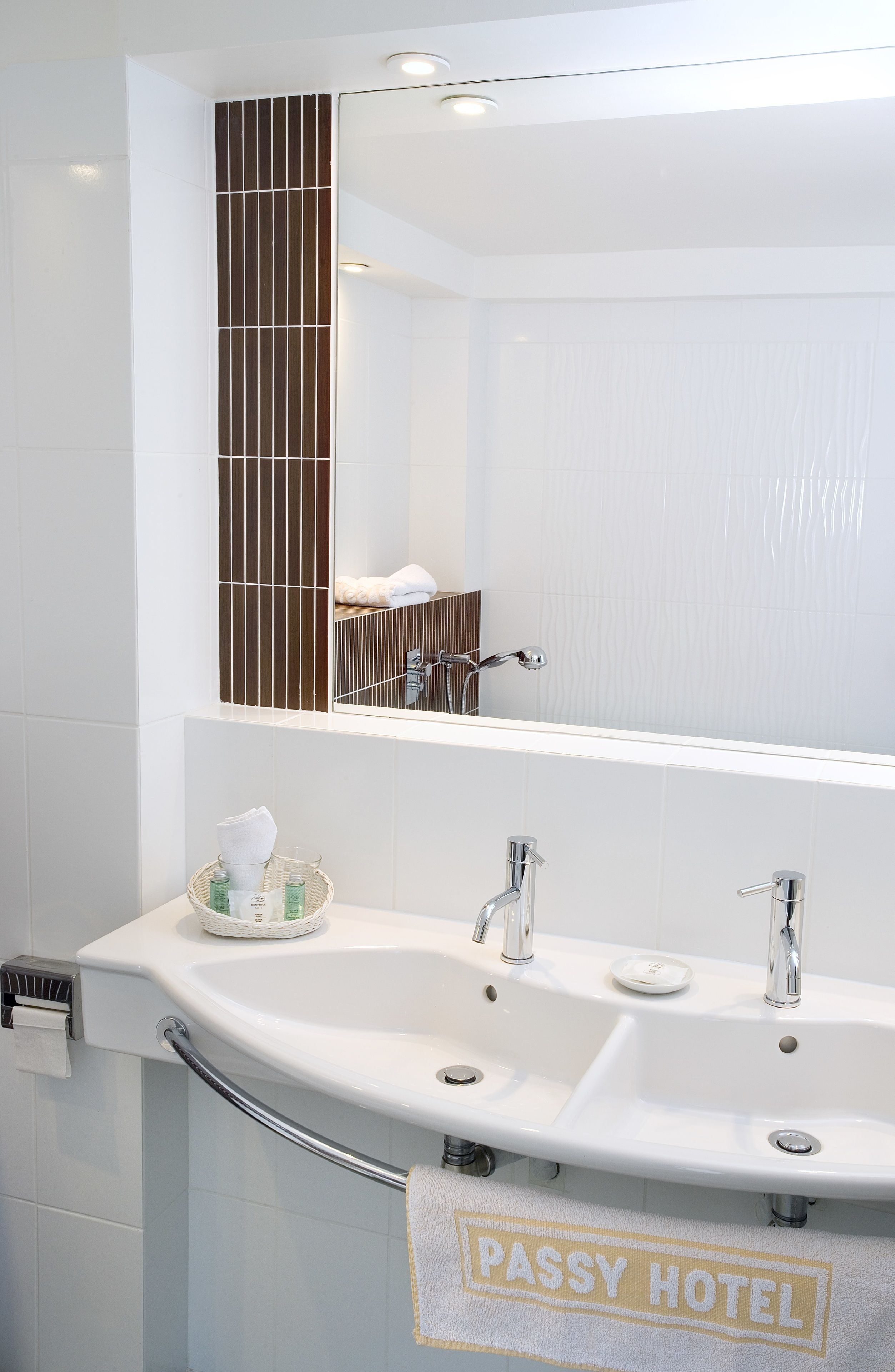deluxe room | bathroom | shower, hair dryer, towels