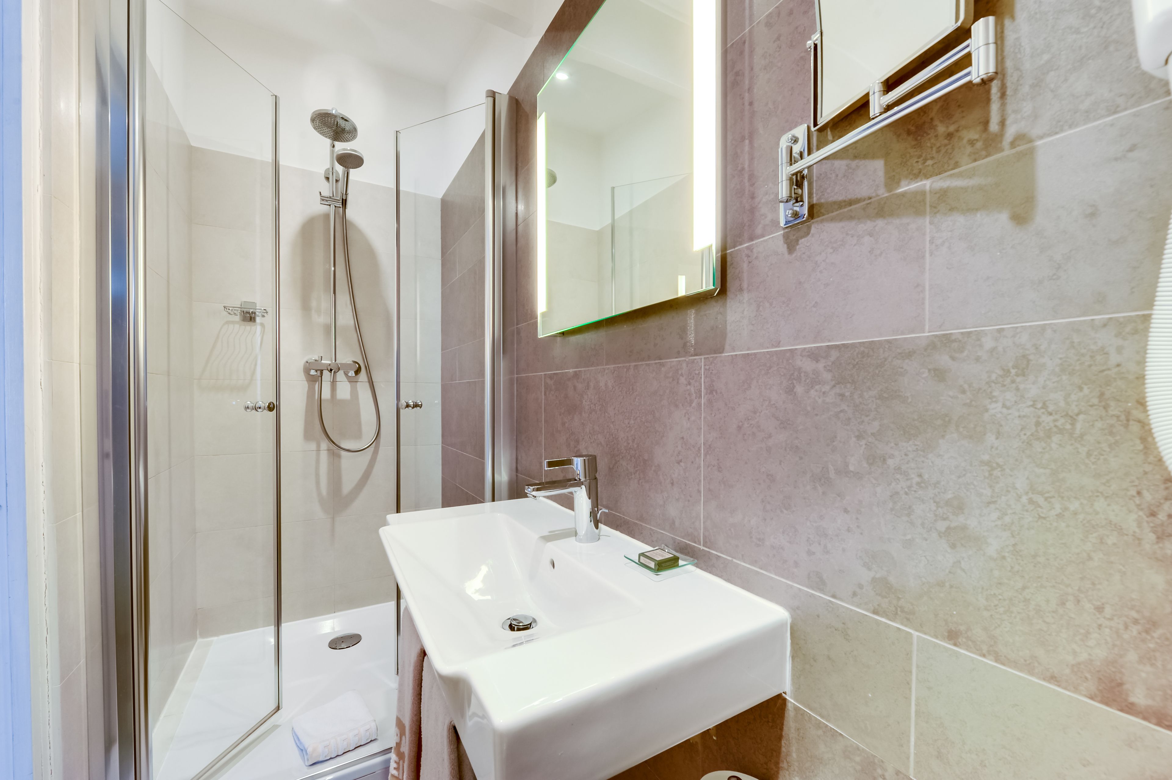 standard room, 1 double bed | bathroom | shower, hair dryer, towels