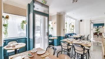 Desayuno continental diario (EUR 17 por persona)