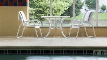 Kolam renang indoor, dengan kursi berjemur