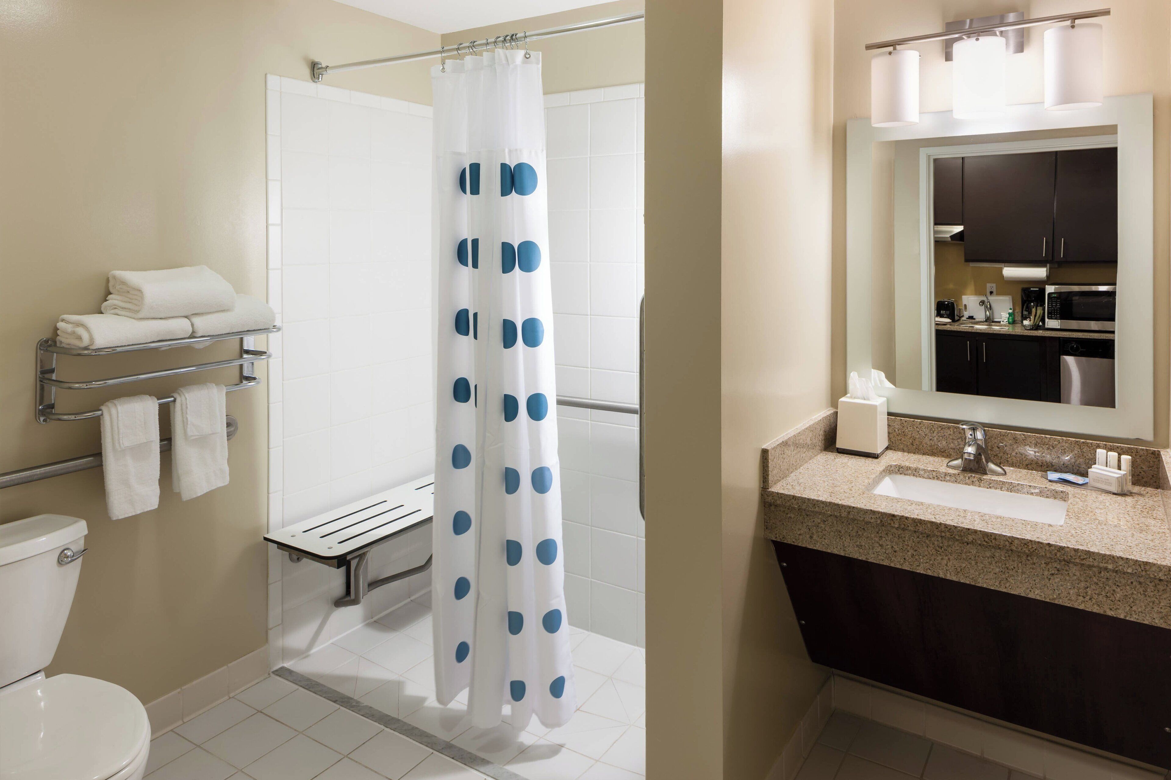 suite, 1 bedroom | bathroom | combined shower/bathtub, hair dryer, towels
