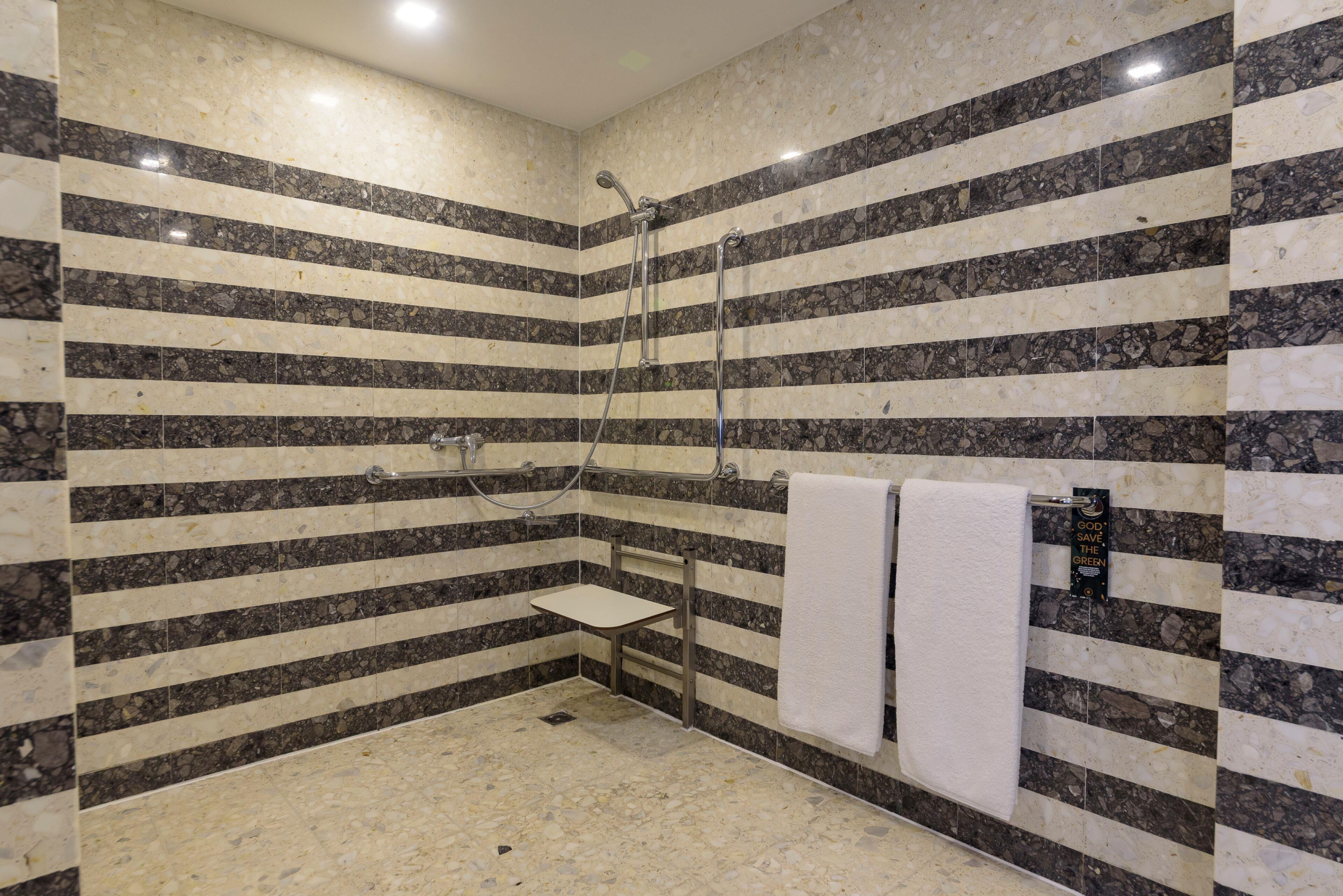 room, 2 single beds, mobility accessible | accessible bathroom