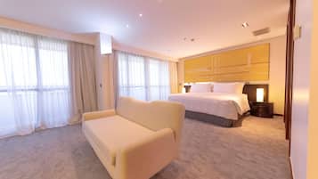 Suite, 1 cama King size | Minibar, caja de seguridad en la habitación y muebles diferentes