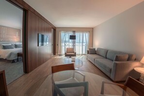Suite, 1 cama King size | Minibar, caja de seguridad en la habitación y muebles diferentes 