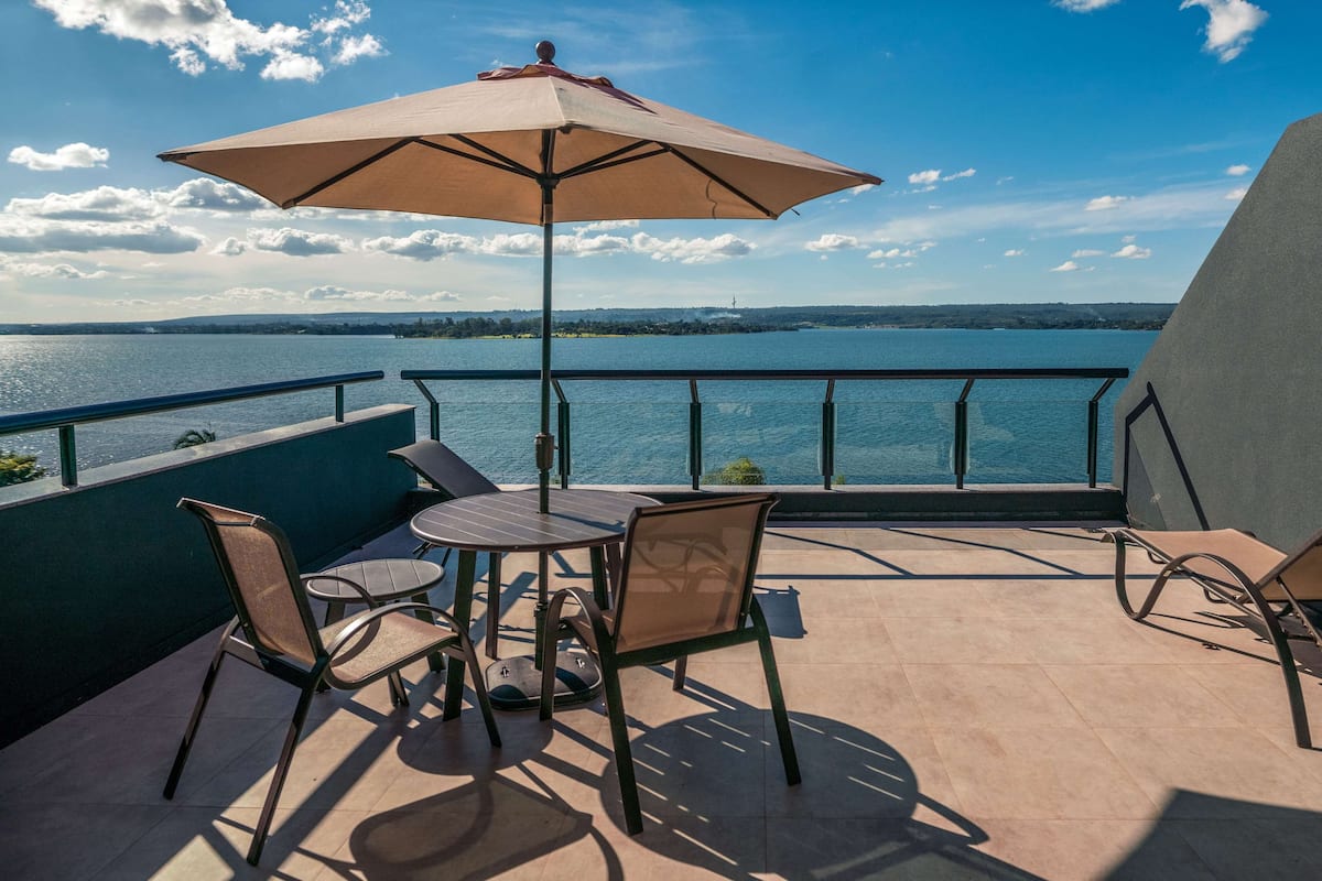 Deluxe Room, 1 King Bed | Lake view