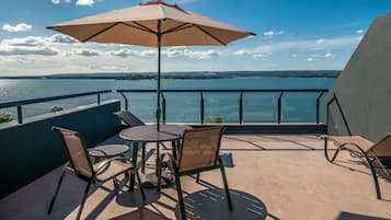 Deluxe Room, 1 King Bed | Lake view