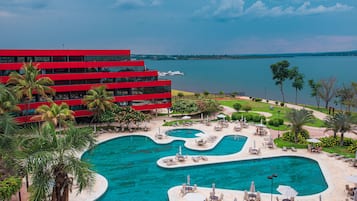 2 piscinas externas, guarda-sóis, espreguiçadeiras