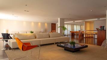 Suíte, 1 cama King | Frigobar, cofres nos quartos, individualmente mobiliados