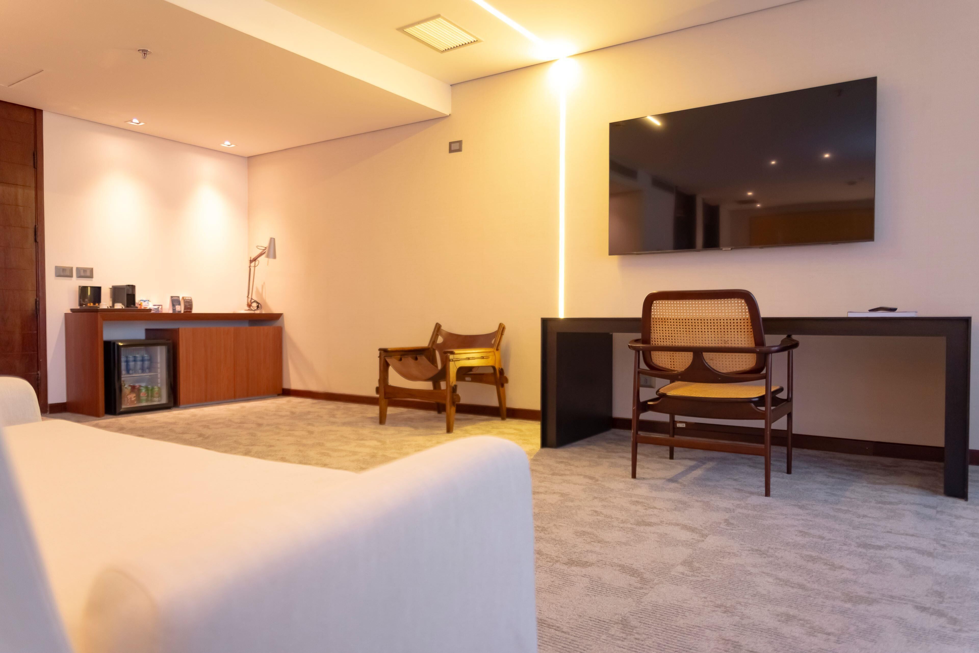 suite, 1 king bed | minibar, in-room safe, individually furnished, blackout curtains