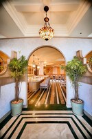 2 restaurants, breakfast served