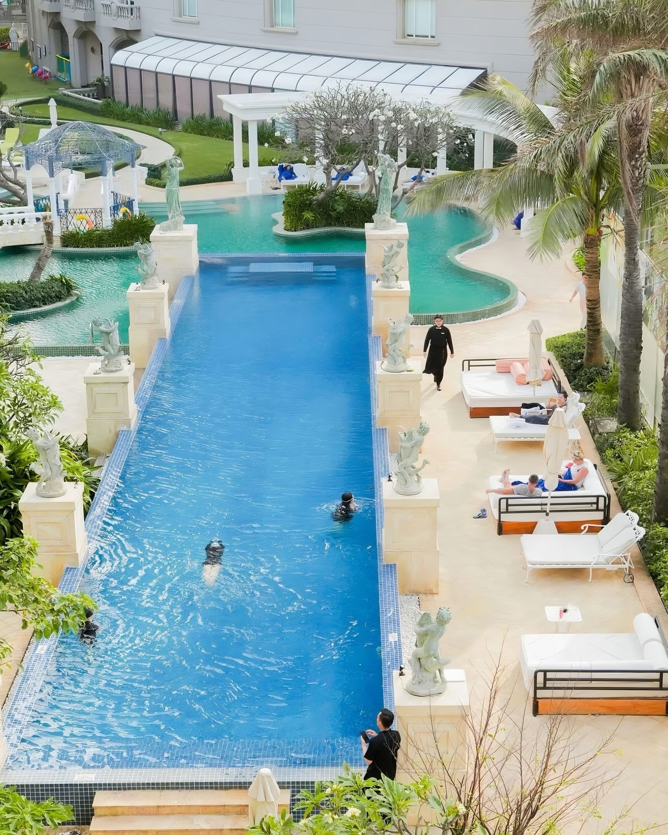 2 piscinas al aire libre, sombrillas, sillones reclinables de piscina