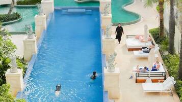 2 piscinas al aire libre, sombrillas, sillones reclinables de piscina