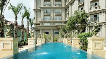 2 kolam renang outdoor, dengan payung kolam renang dan kursi berjemur