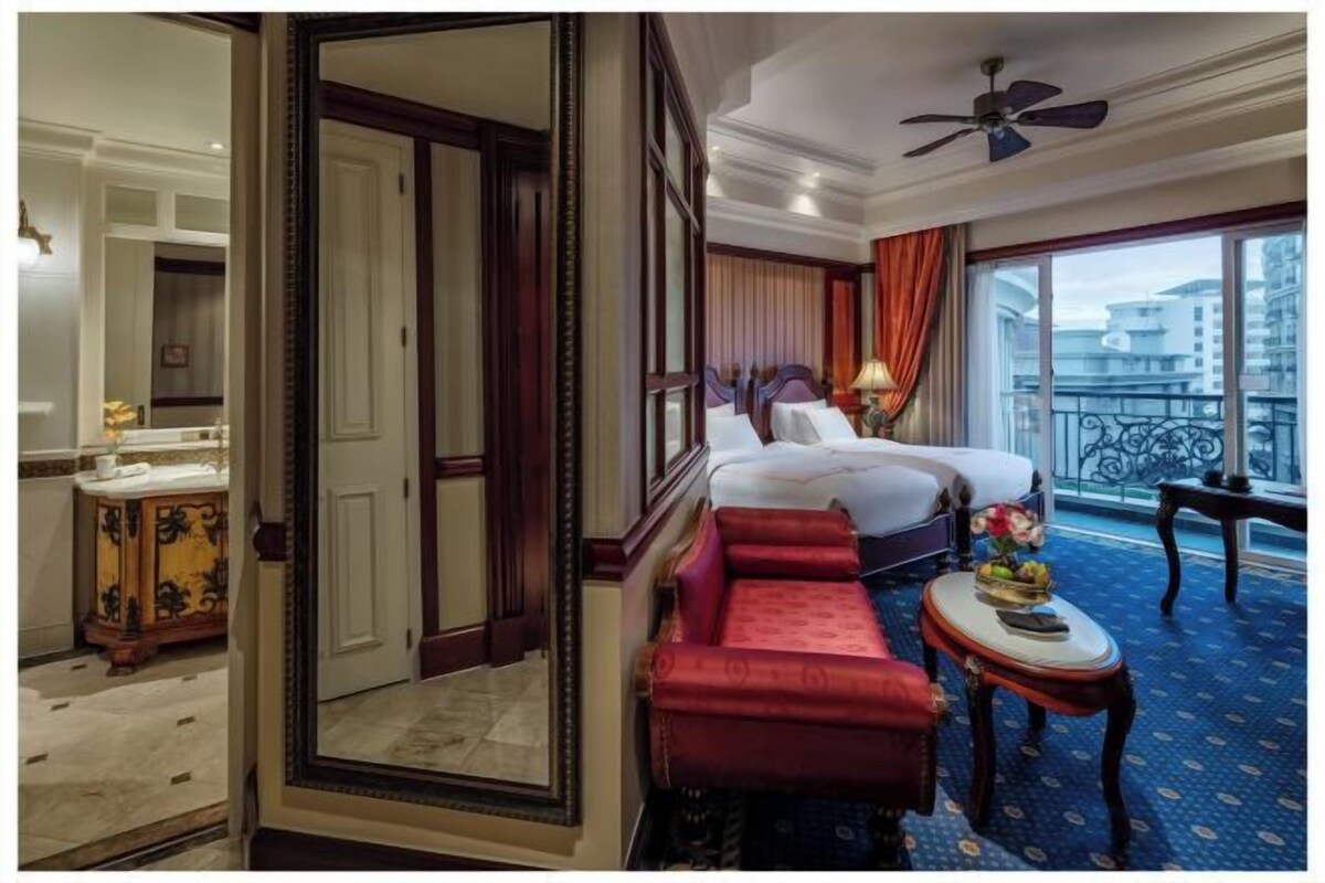 Premium bedding, pillowtop beds, minibar, in-room safe